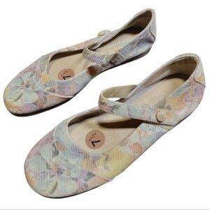 SIGNATURE BY AEROSOLES Solar Eclipse Pastel Floral Cream Leather Mary Jane Flats